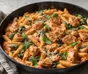 Petti di pollo impanati, salsa di pomodoro, mozzarella fusa e spaghetti su una teglia