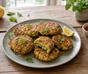 Frittelle dorate di zucchine e halloumi con sesamo, menta e un filo di miele piccante