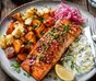 Salmone al forno con verdure dorate e limone su una teglia