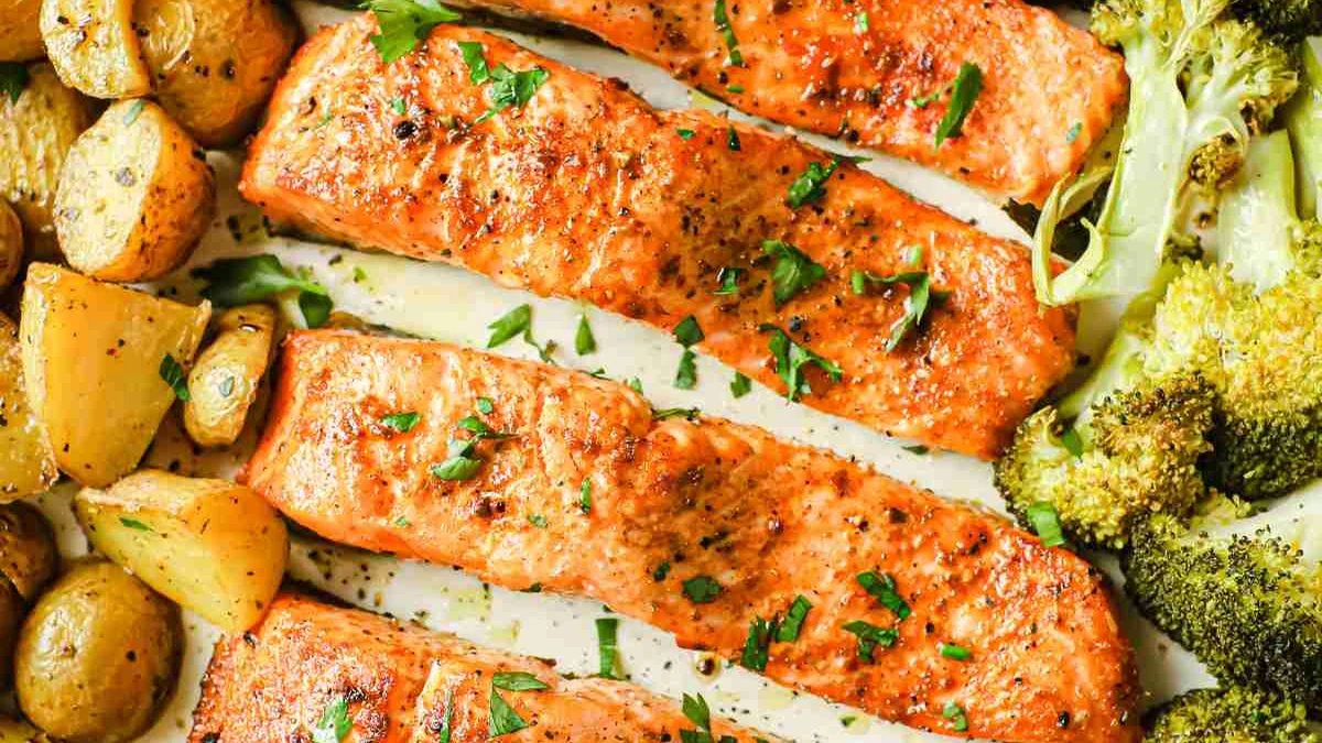 Filetti di salmone e patate arrosto con limone su una teglia