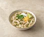 Chili bianco di pollo con fagioli bianchi, peperoni verdi, panna acida, cheddar, coriandolo, lime e tortilla chips